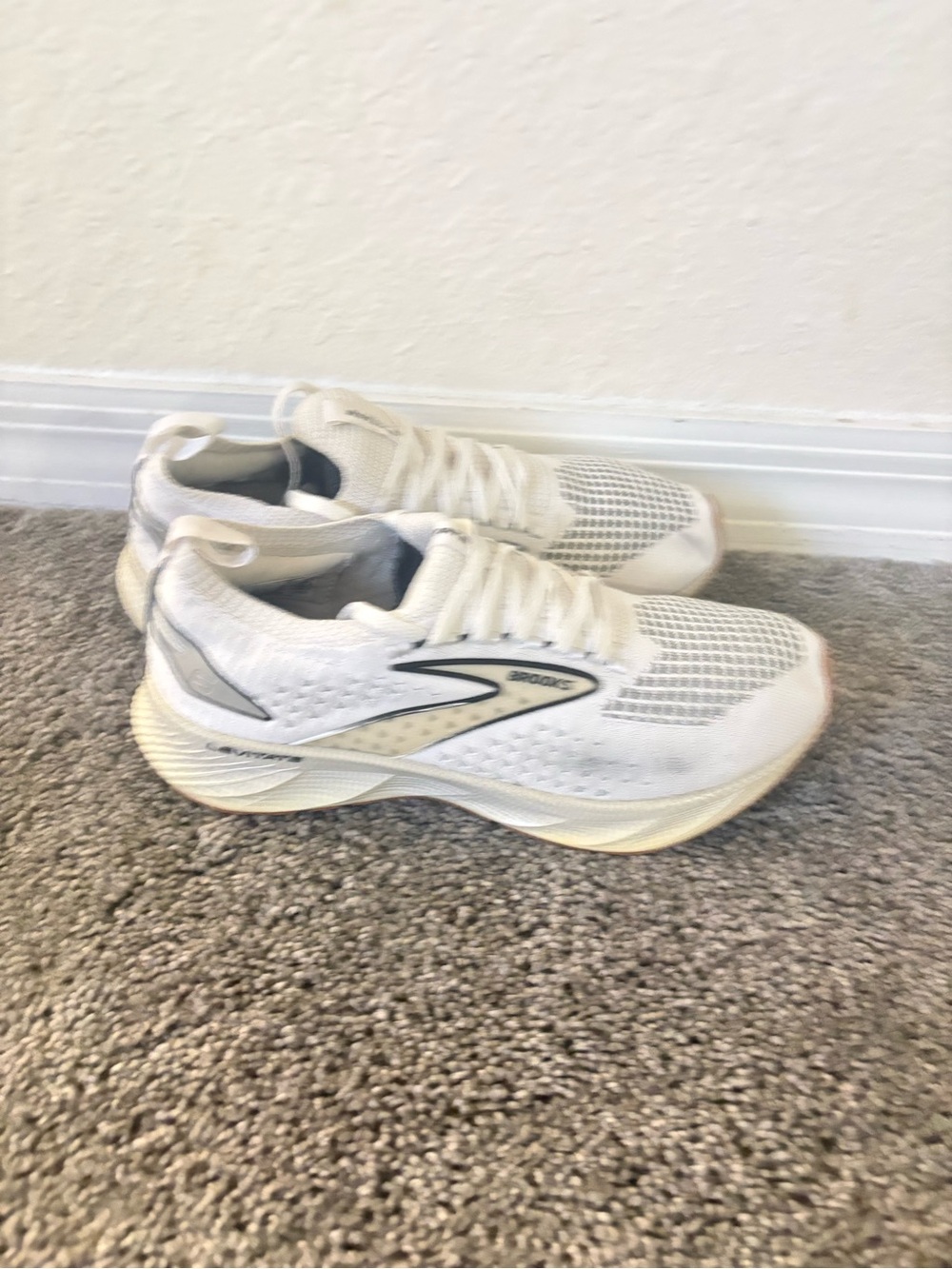 Brooks Levitate 6 Size 6 - Picture 2 of 13